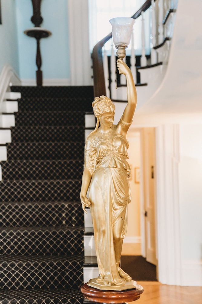 The Pepin Mansion Historic B&B 24/50