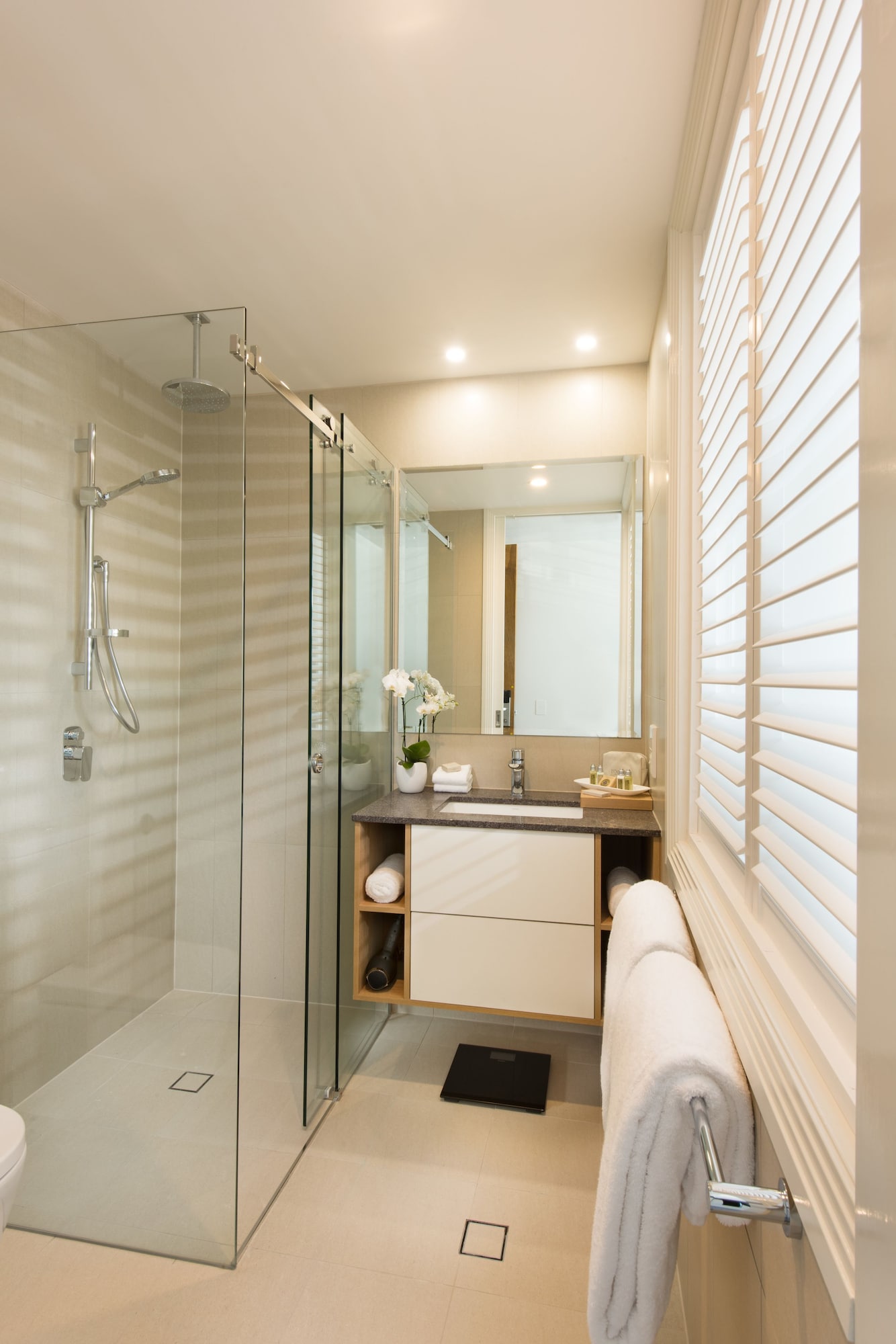 Designer, Queen Bed، Heart Hotel And Gallery Whitsundays 2/2
