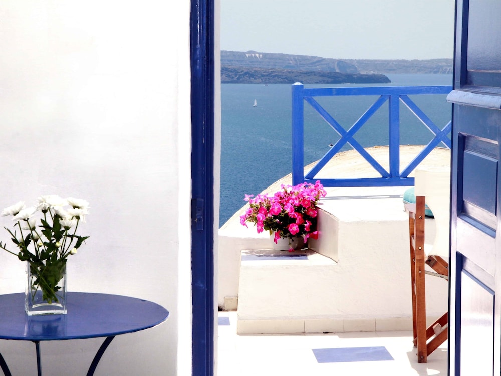Blu Blanco Cave House 3/47
