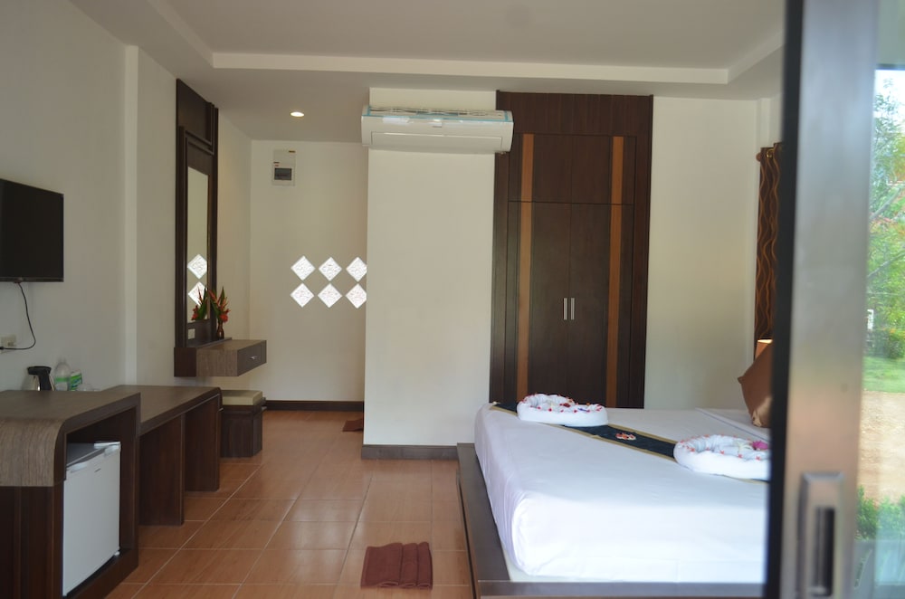 Lanta Nice Beach Resort 11/69