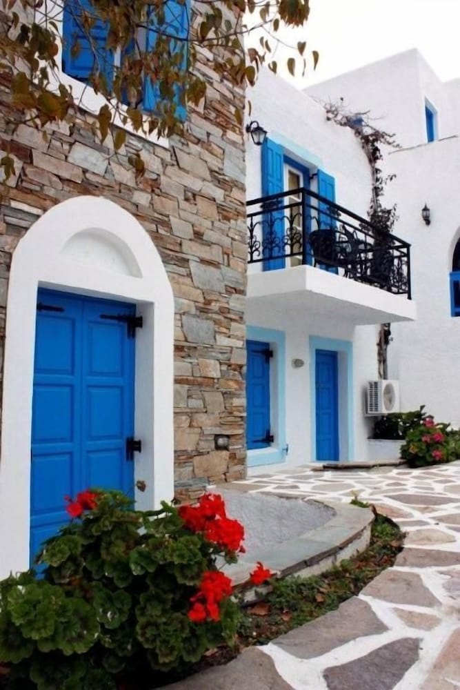 Naxos Holidays 4/64