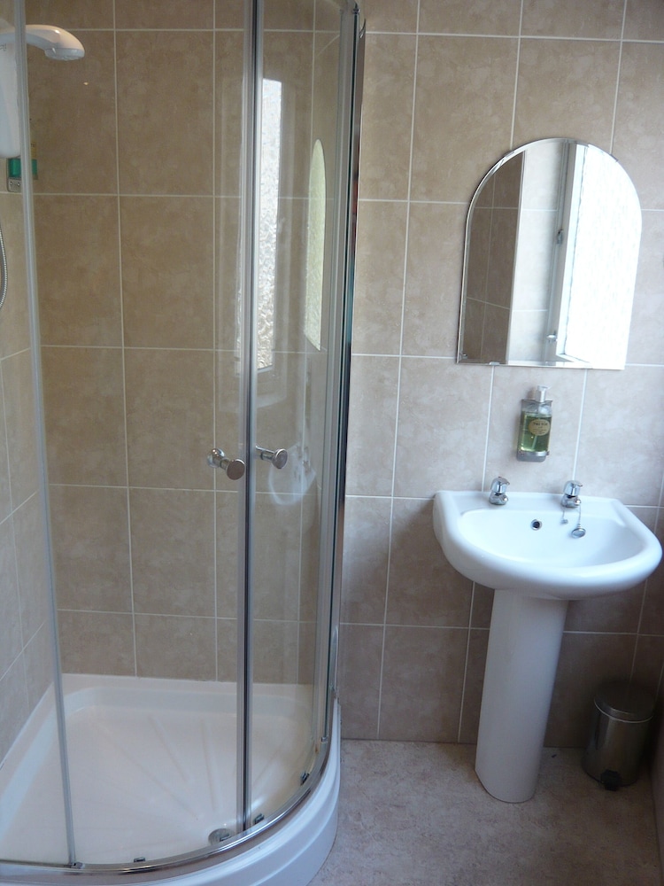 Queenswood Hotel 41/45