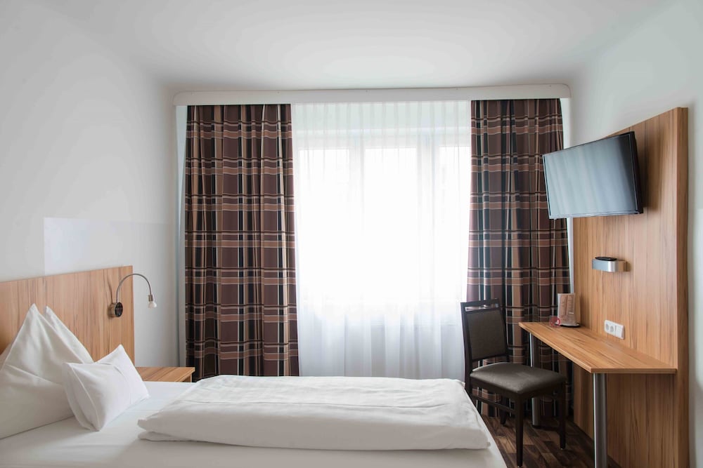 ROOM, SINGLE