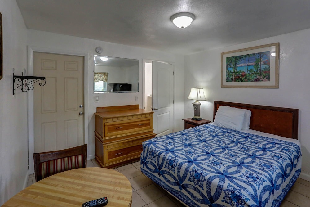 STUDIO, QUEEN BED, GARDEN VIEW
