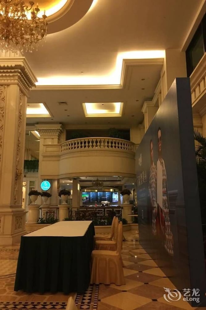 Clifford Hotel 4/32