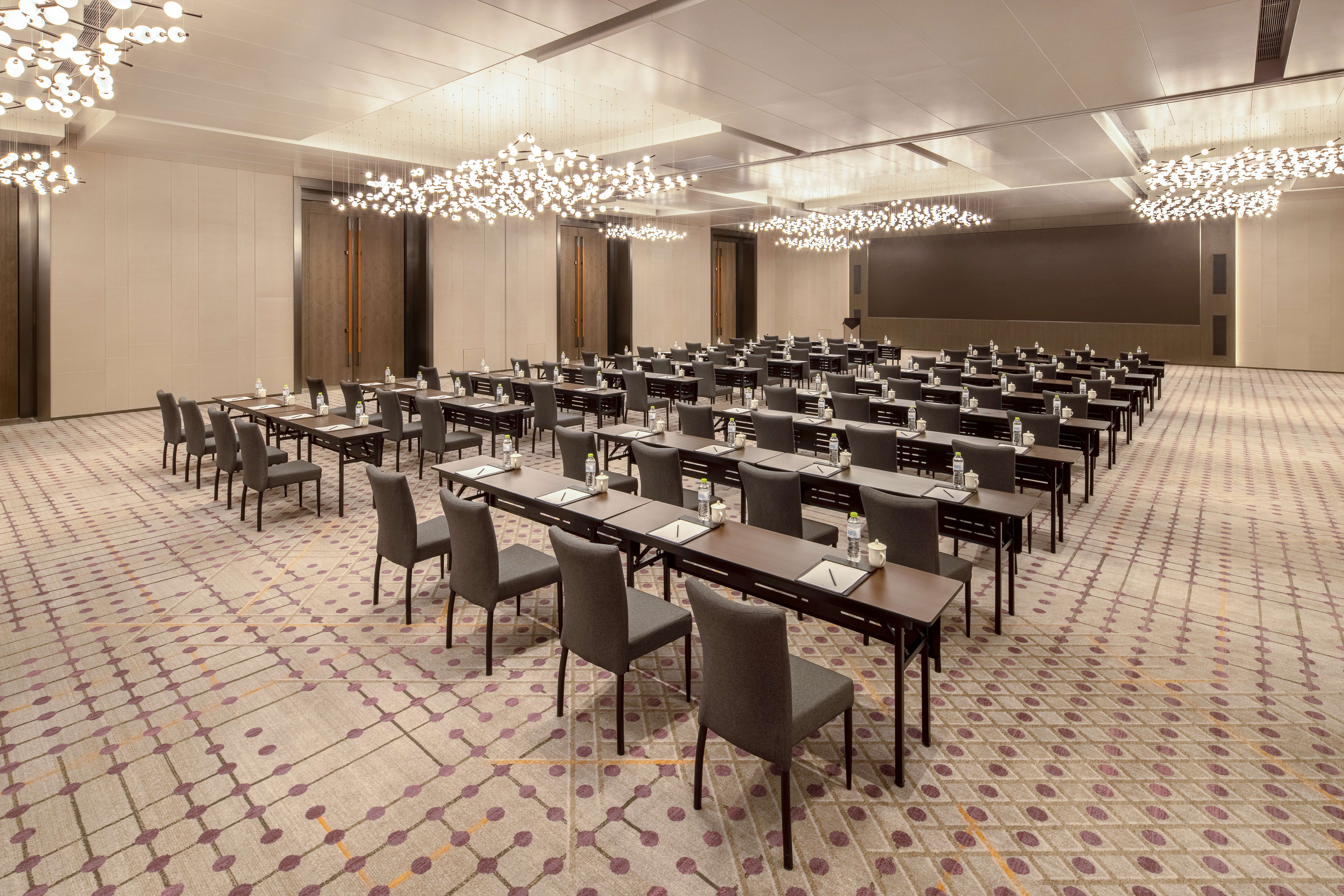 Crowne Plaza Qingdao Jinshui 76/84