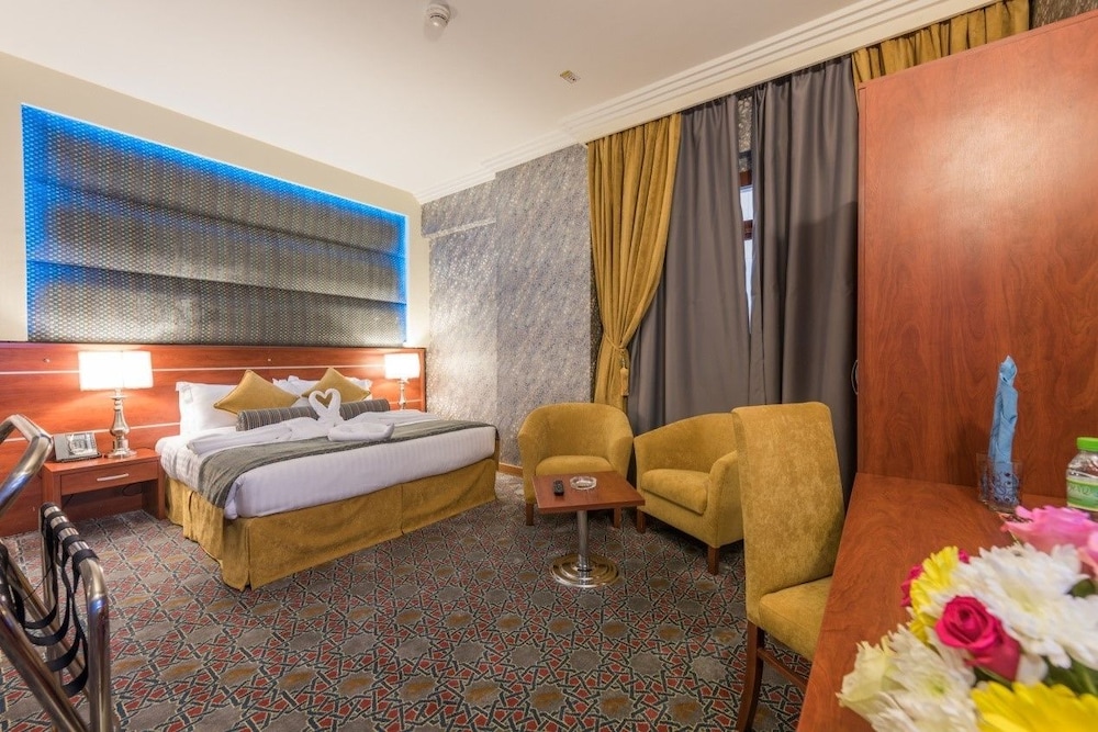 ROOM, DOUBLE BED