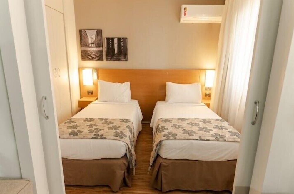 EXECUTIVE, SUITE, TWIN BEDS