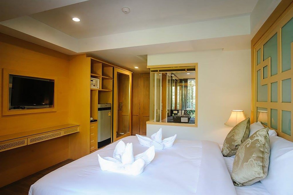 Moon Dragon Hotel 33/63