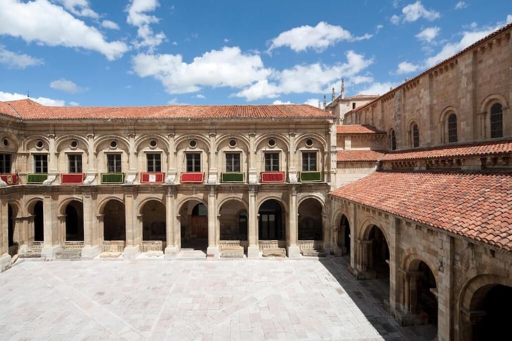 Real Colegiata San Isidoro Hotel 64/72