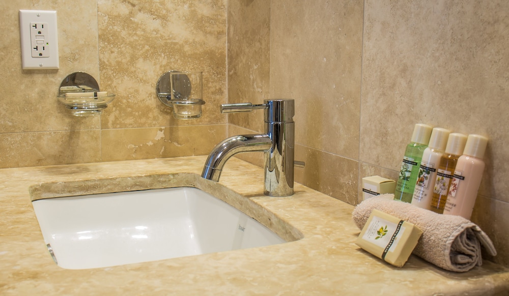 The Hamilton Beach Villas & Spa 16/50