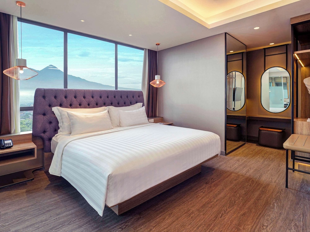 EXECUTIVE, SUITE, KING BED, MOUNTAIN VIEW