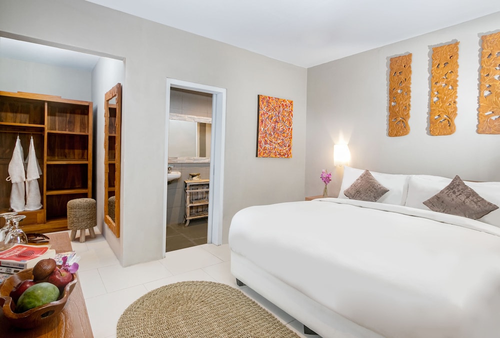 1 BEDROOM, SUITE