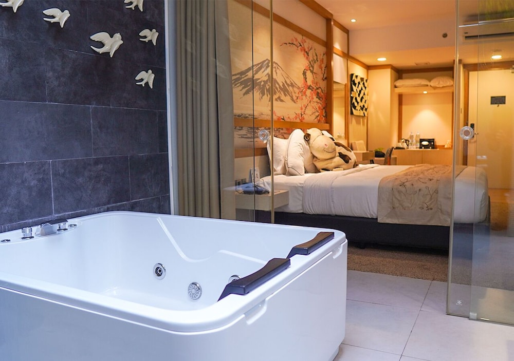 Verse Luxe Hotel Wahid Hasyim 47/50