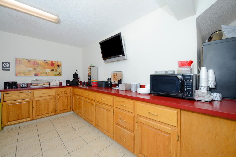 Americas Best Value Inn Charlotte Mi 10/30