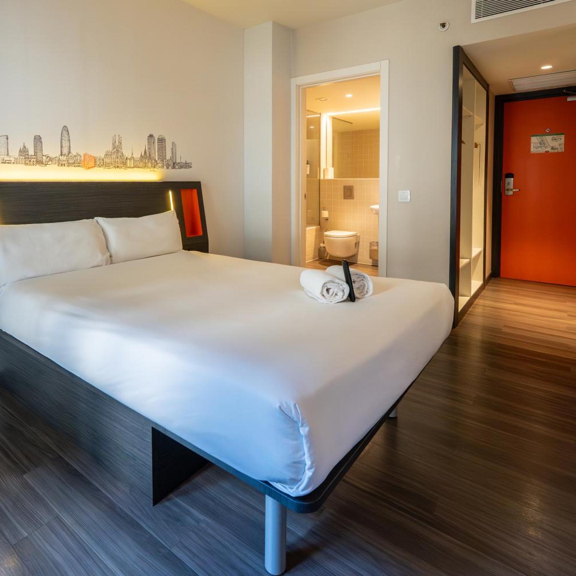 غرفة عائلية بسرير مزدوج، easyHotel Barcelona Fira 3/10