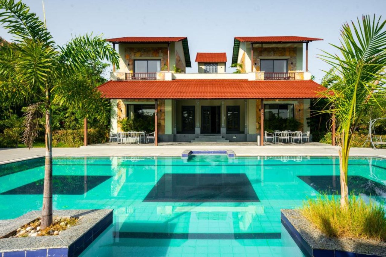 ELIVAAS Raas Stays 4 BHK Retreat with Pvt Pool & Scenic Aravali Views in Mavli