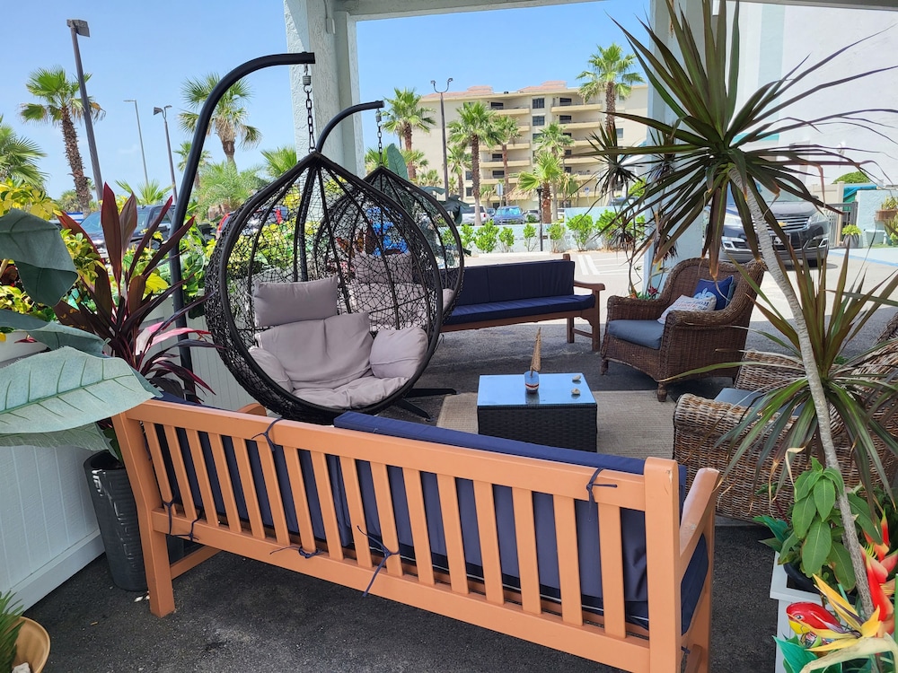 Beachside Hotel 44/60