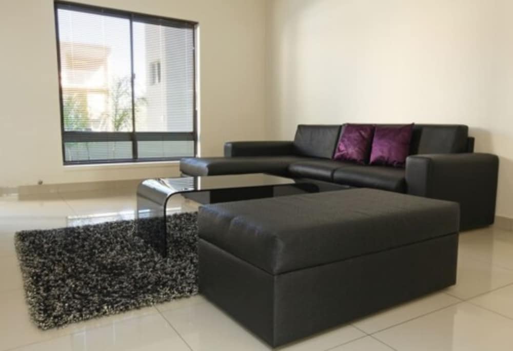 Hillside Executive Accommodation 35/59