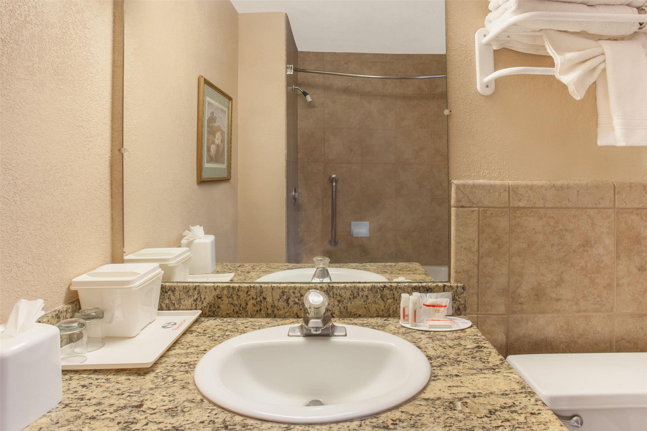 Ramada by Wyndham Fresno North 42/43