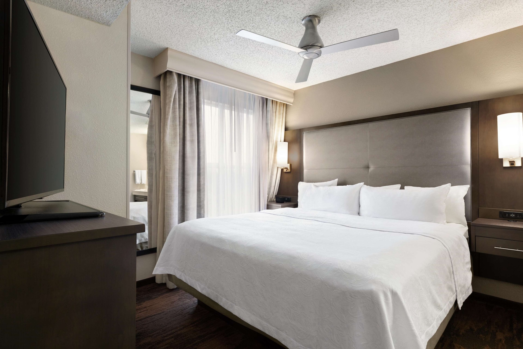 1 BEDROOM, SUITE, KING BED