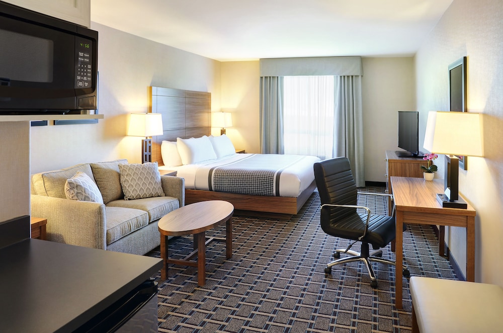 Pomeroy Inn And Suites Vermilion 34/38