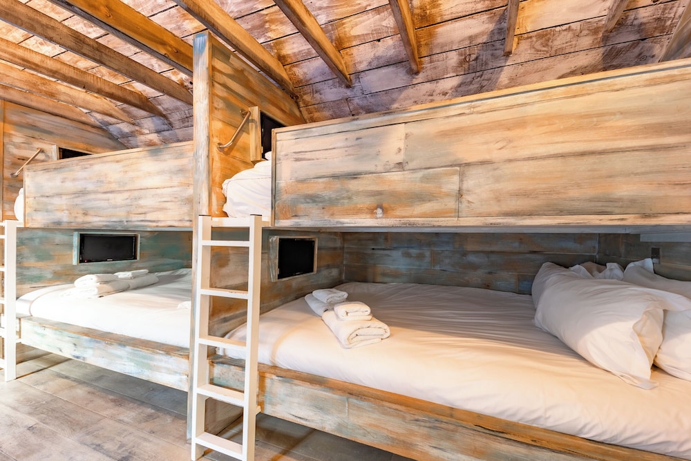 Private, Mixed Dorm, Party, 8 Beds 8/10