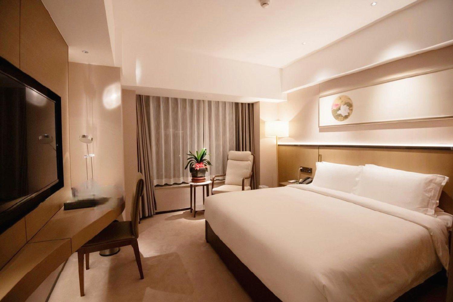 BUSINESS, QUEEN BED