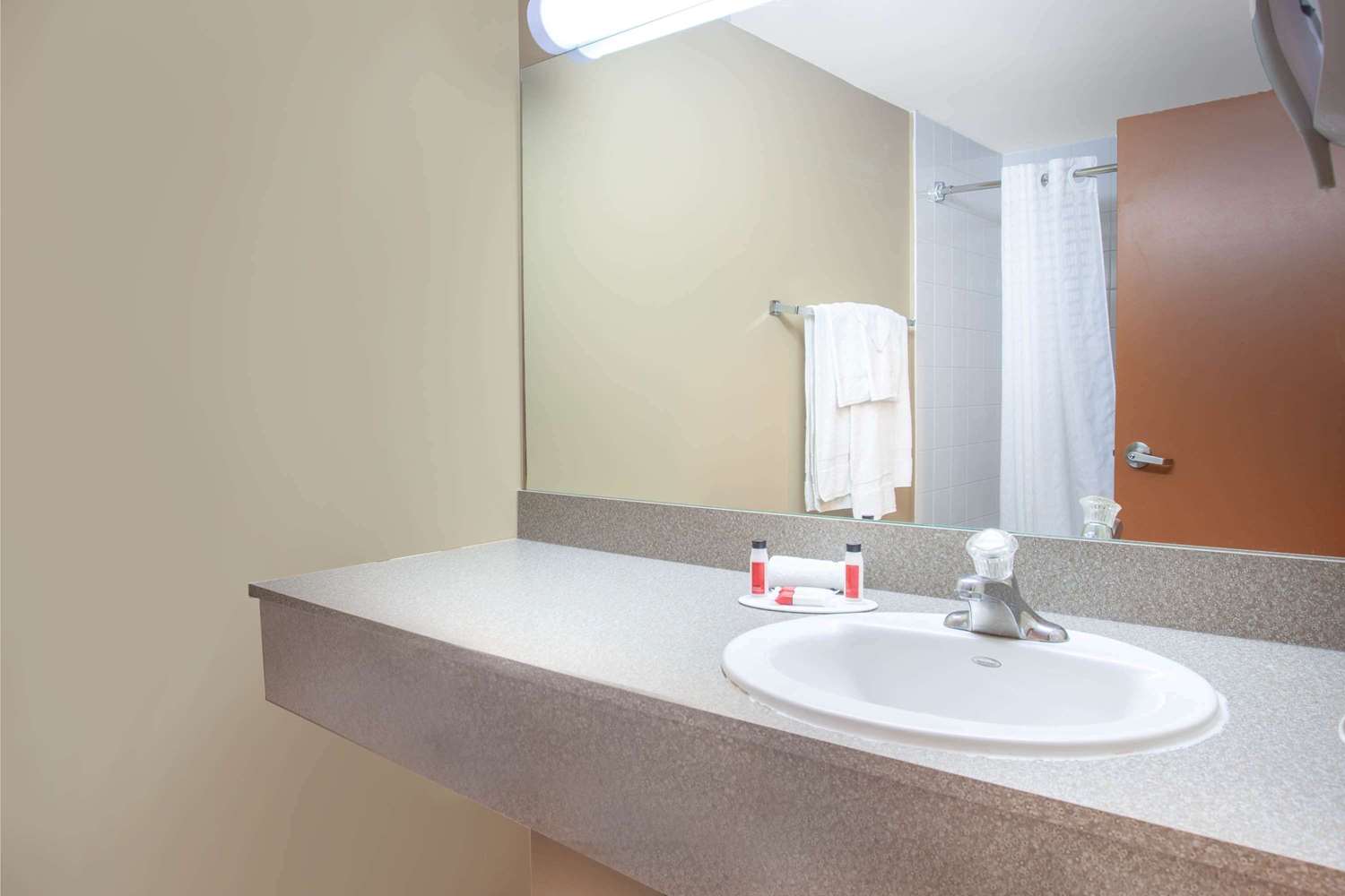 Super 8 by Wyndham Midland 28/29