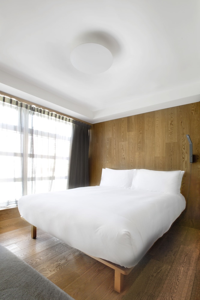 Comfort, Queen Bed