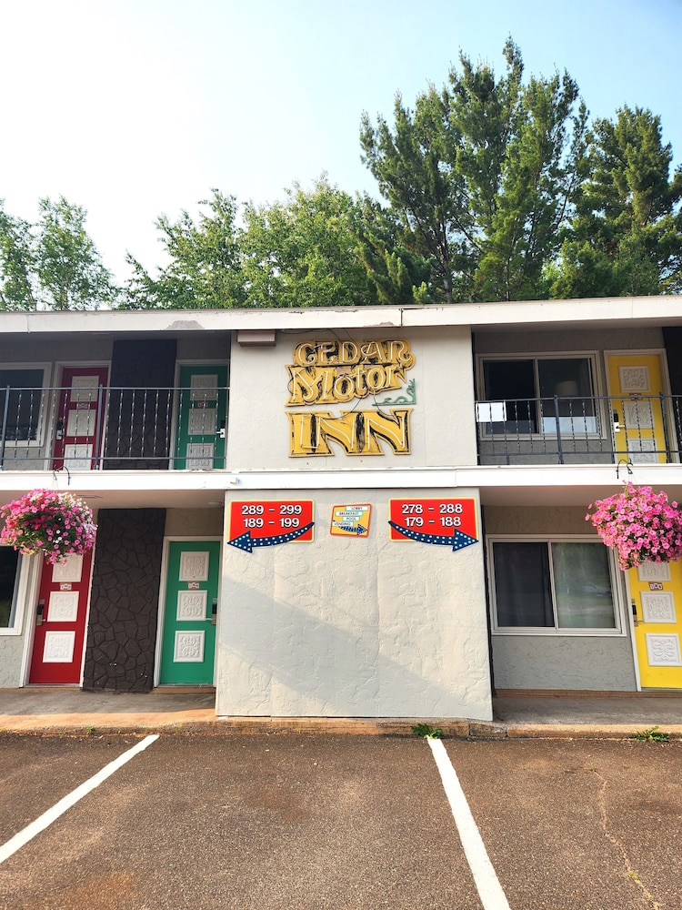 Cedar Motor Inn 1/56