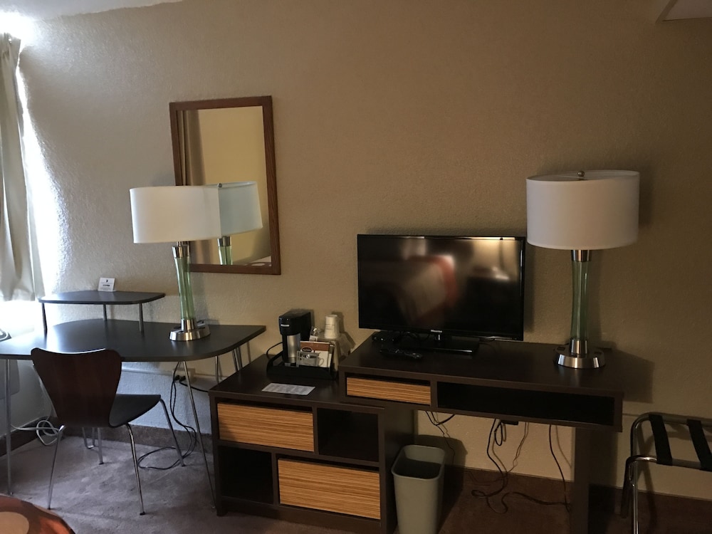 Super 8 by Wyndham Redfield 19/24