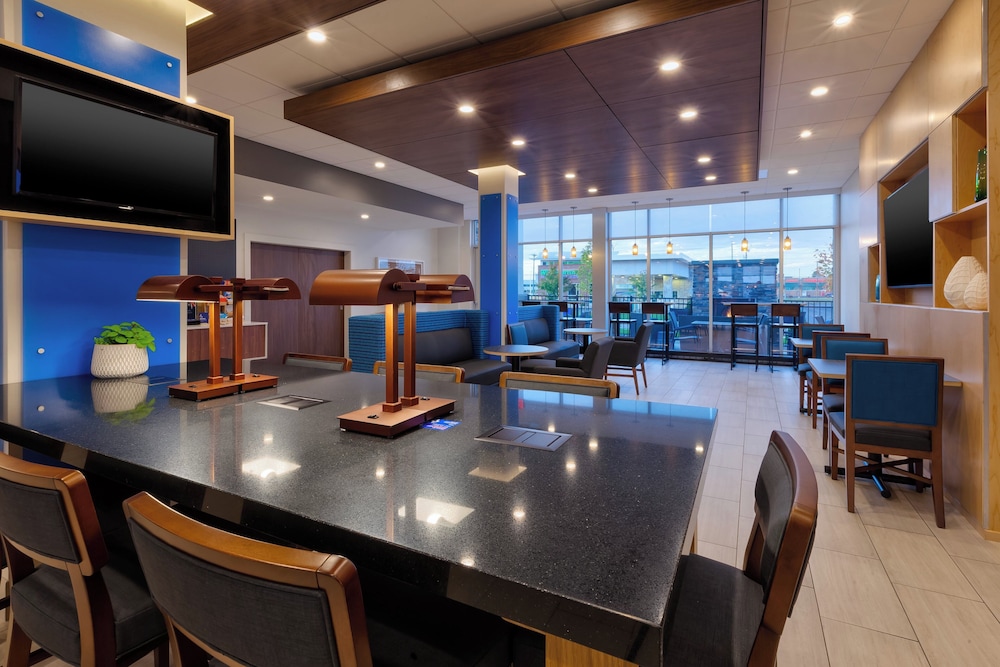 Holiday Inn Express and Suites Eau Claire West I-94, an IHG Hotel (ex Clarion Hotel Campus Area) 56/74