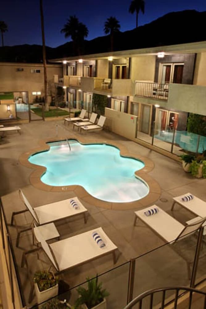 7 Springs Inn Suites 4/60