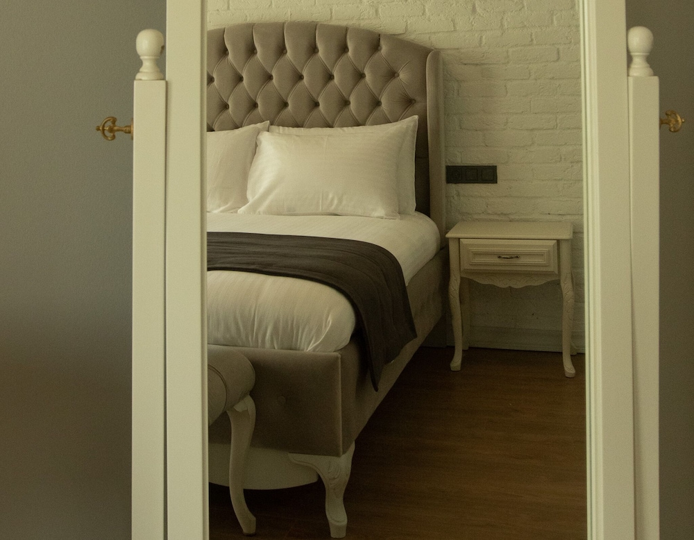 Louis Rooms 35/48