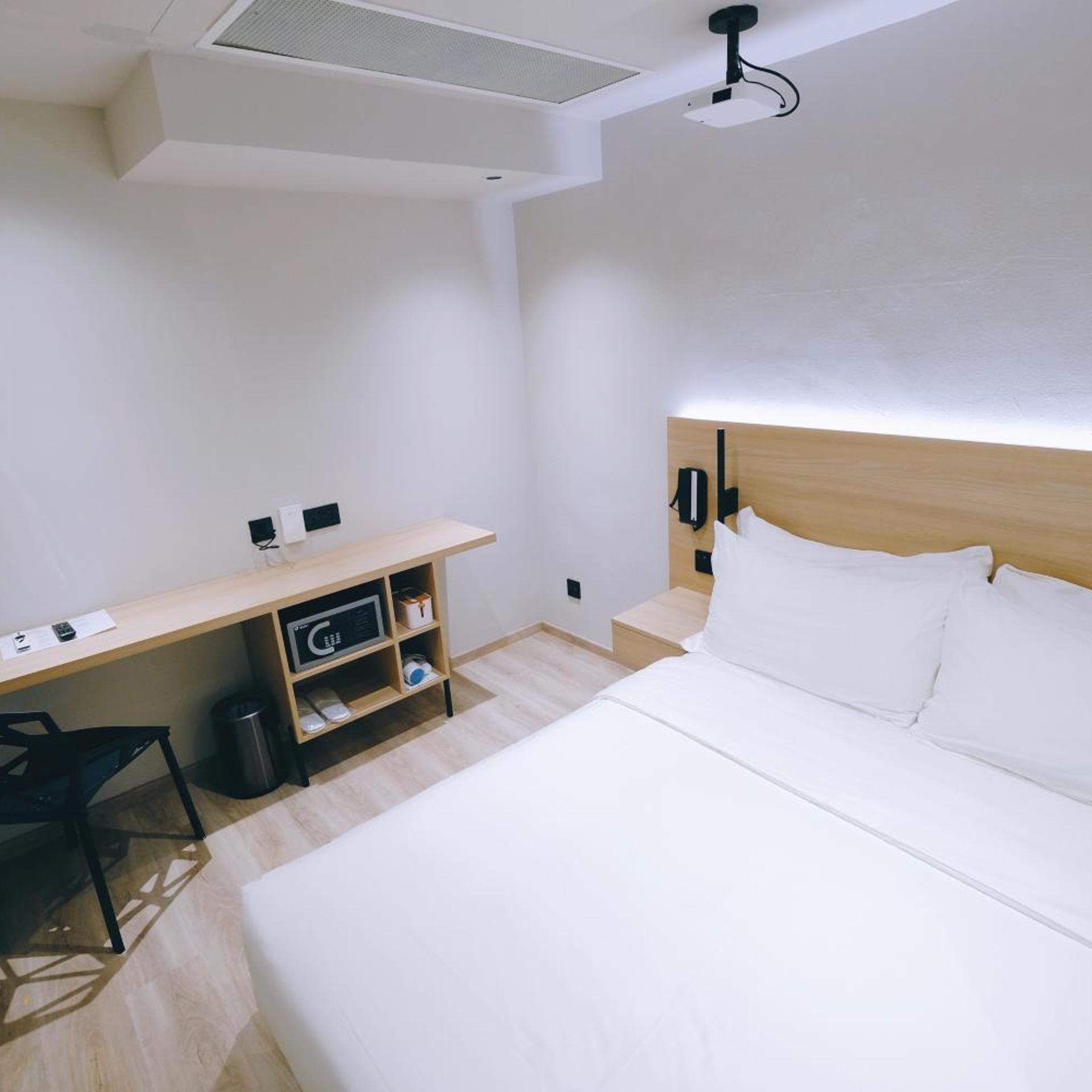 Superior, Basement, Queen Bed, No Window