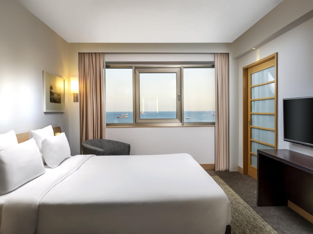 SUITE, QUEEN BED, SOFA