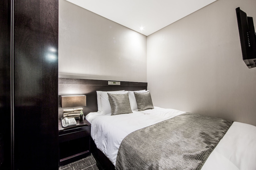 ROOM, DOUBLE BED, NO WINDOW