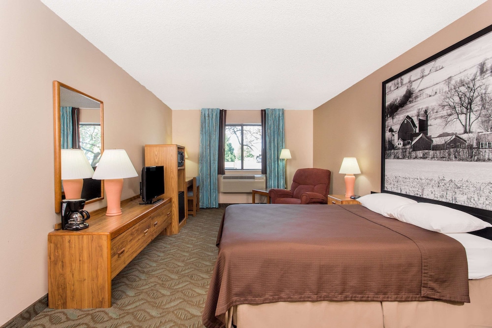 Super 8 by Wyndham Dodgeville 9/32