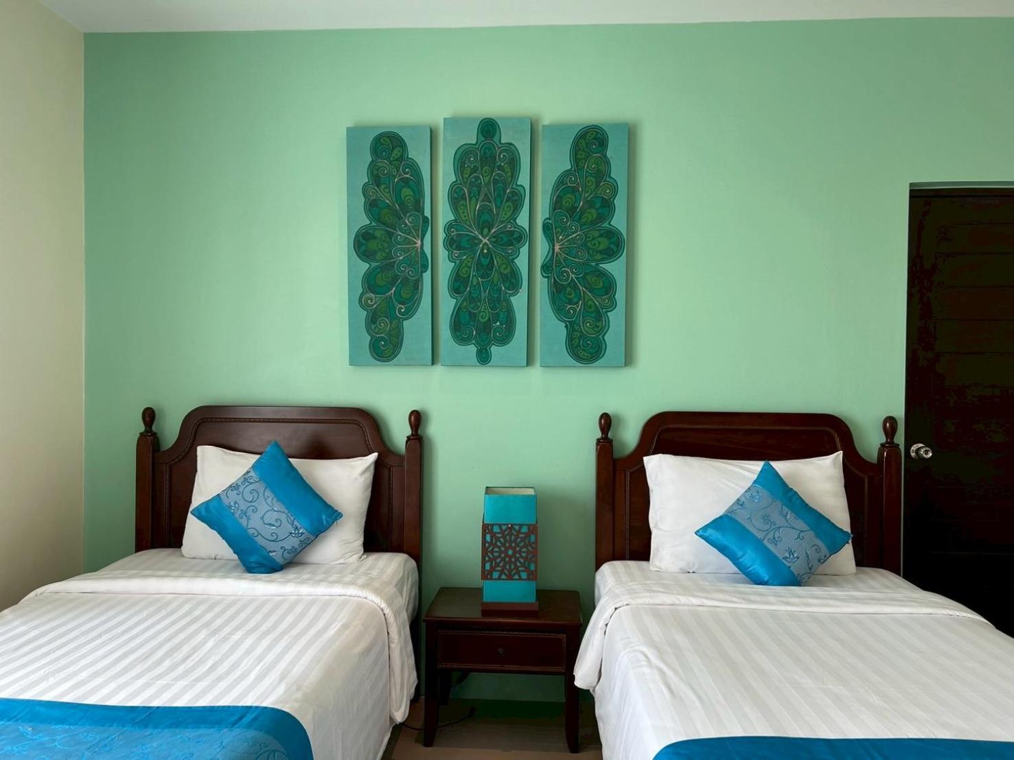 Premier, Twin Beds, River View