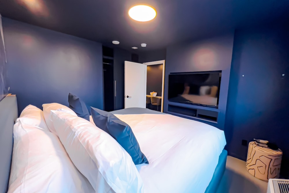 Pierce Boutique Apartments 30/73