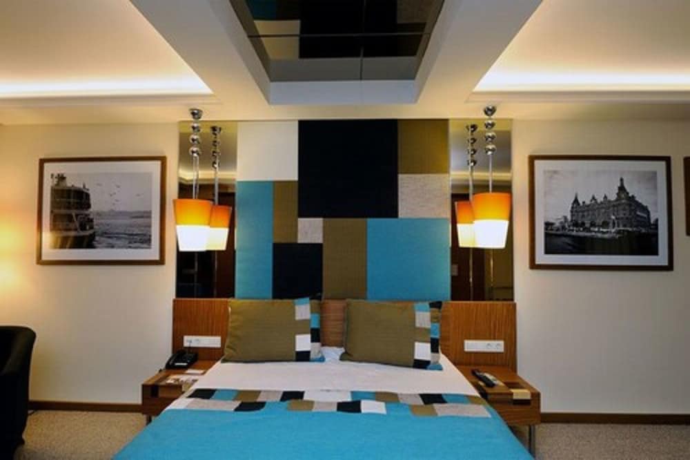 Collage Pera Hotel 25/30