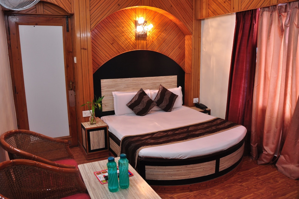 Hotel Sidharath 22/33