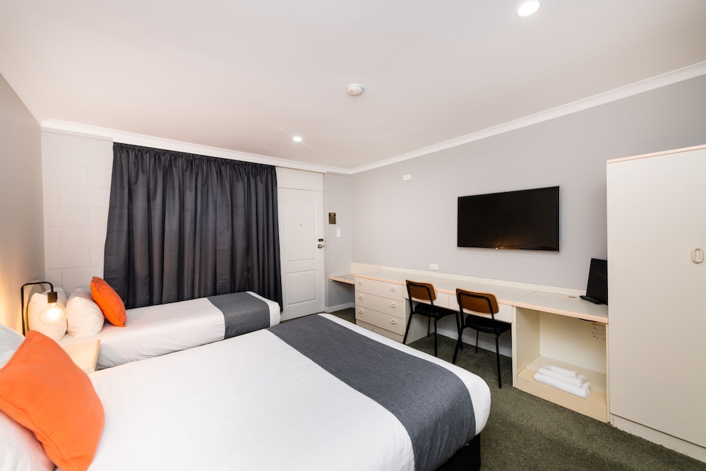ROOM, TWIN BEDS