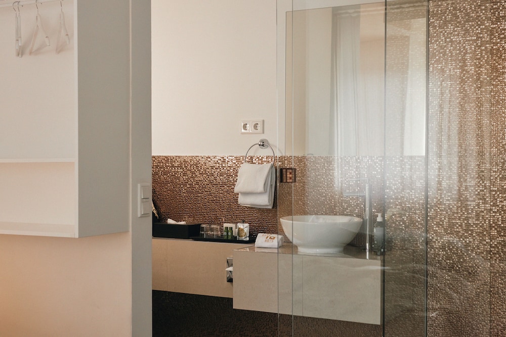 18Arts Hotel 48/49