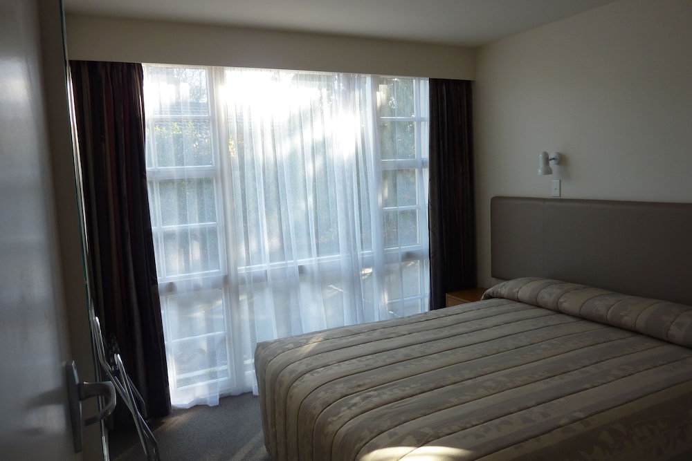 Colonial Inn Motel 20/41