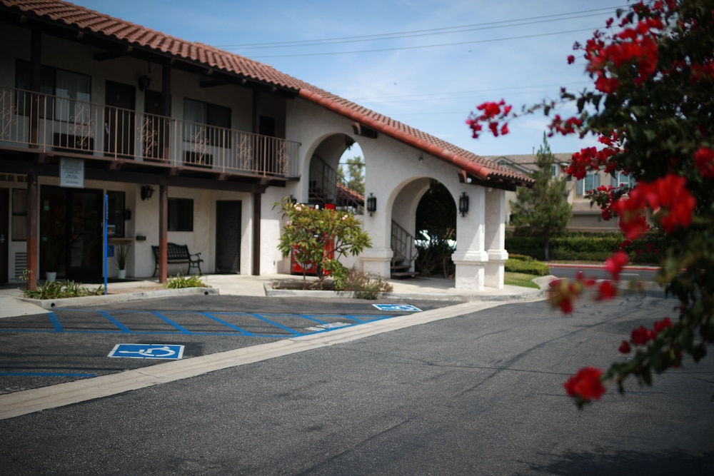 Cozy Inn Costa Mesa 13/21