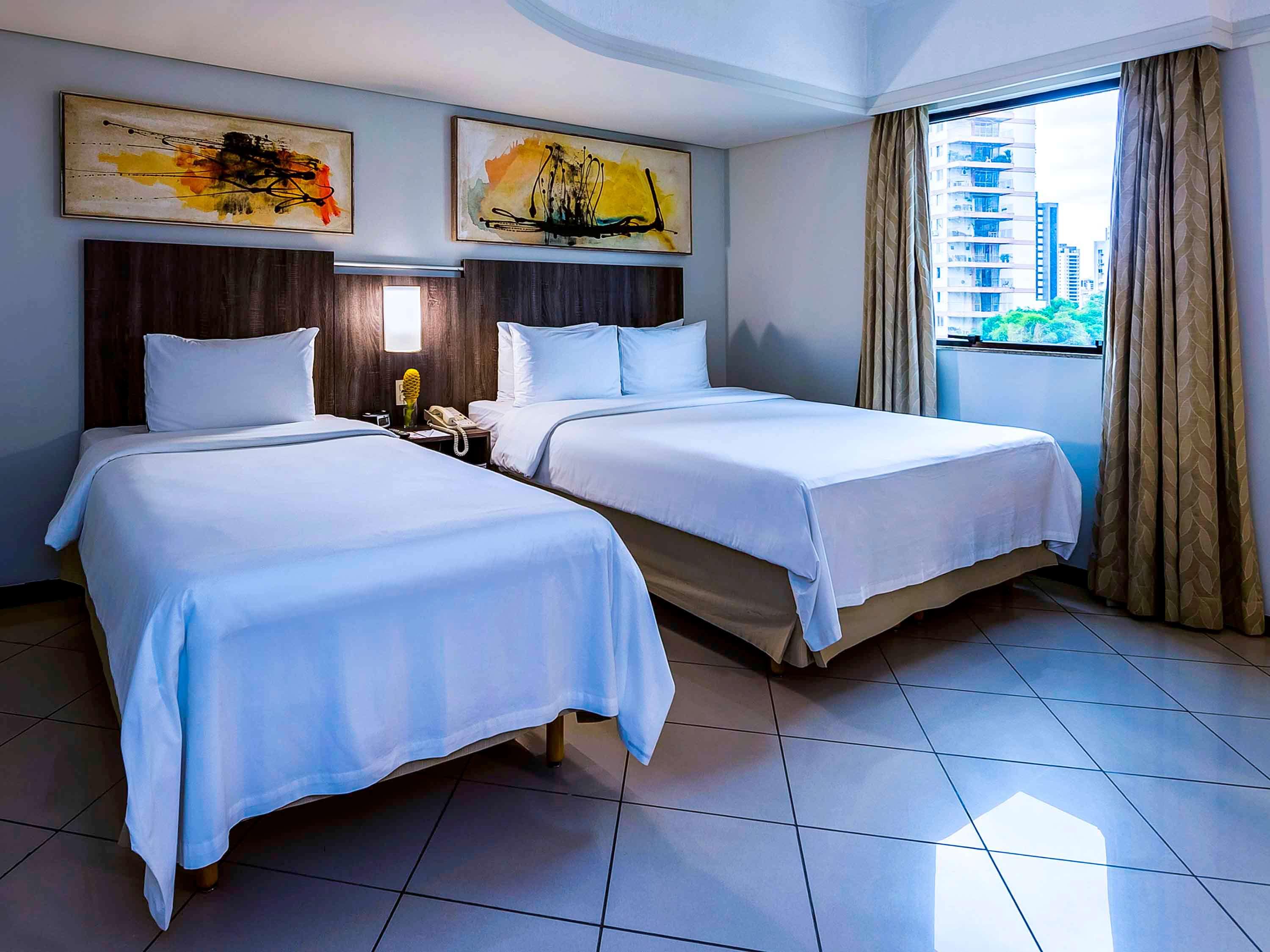 غرفة بسريرين مزدوجين