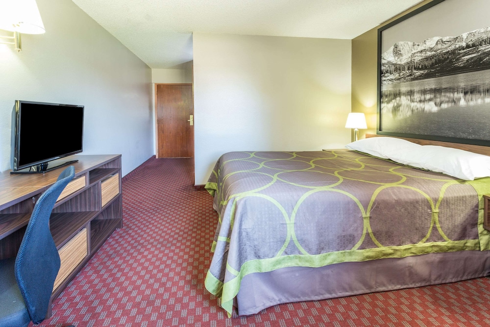 Super 8 by Wyndham Longmont/Del Camino 6/22