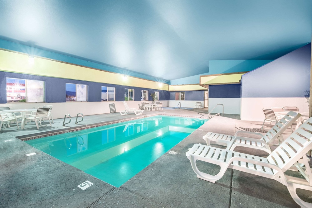 Super 8 By Wyndham Grants 25/32